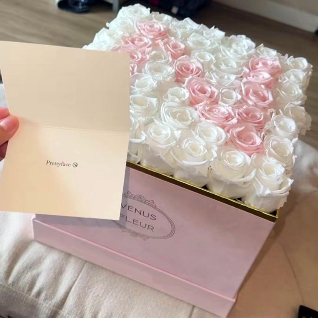 باکس گل N با رز سفید و صورتی 49 شاخه