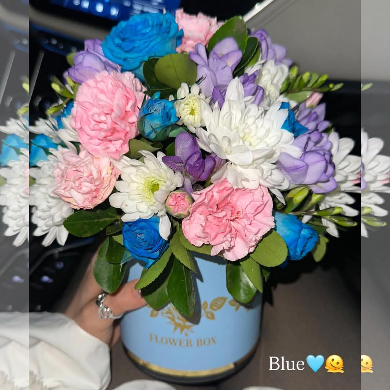باکس گل آبی کمرنگ با گل های داوودی رنگارنگ