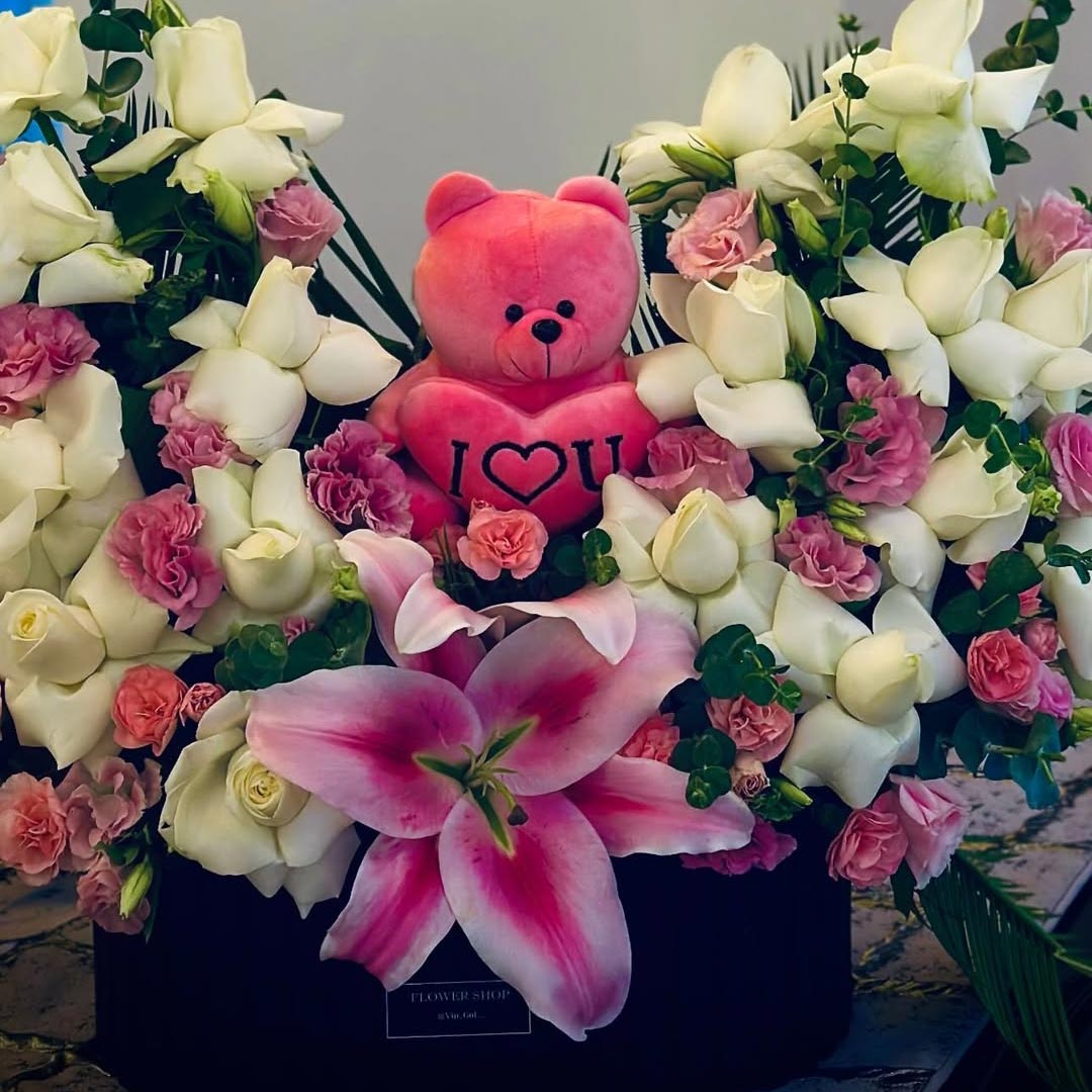 باکس گل سفید با خرس عروسکی صورتی ILOVEYOU
