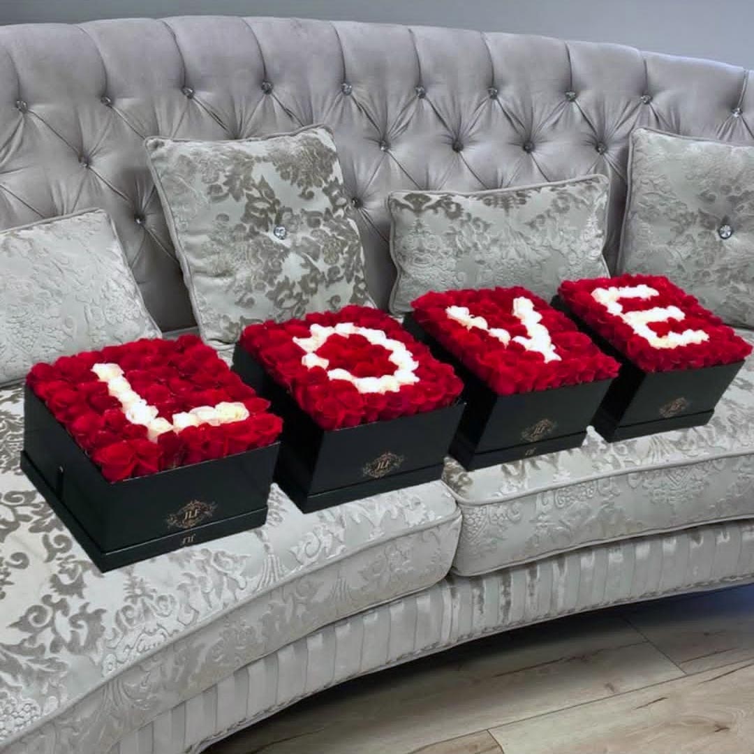 باکس گل لاو کوچک رز قرمز سفید