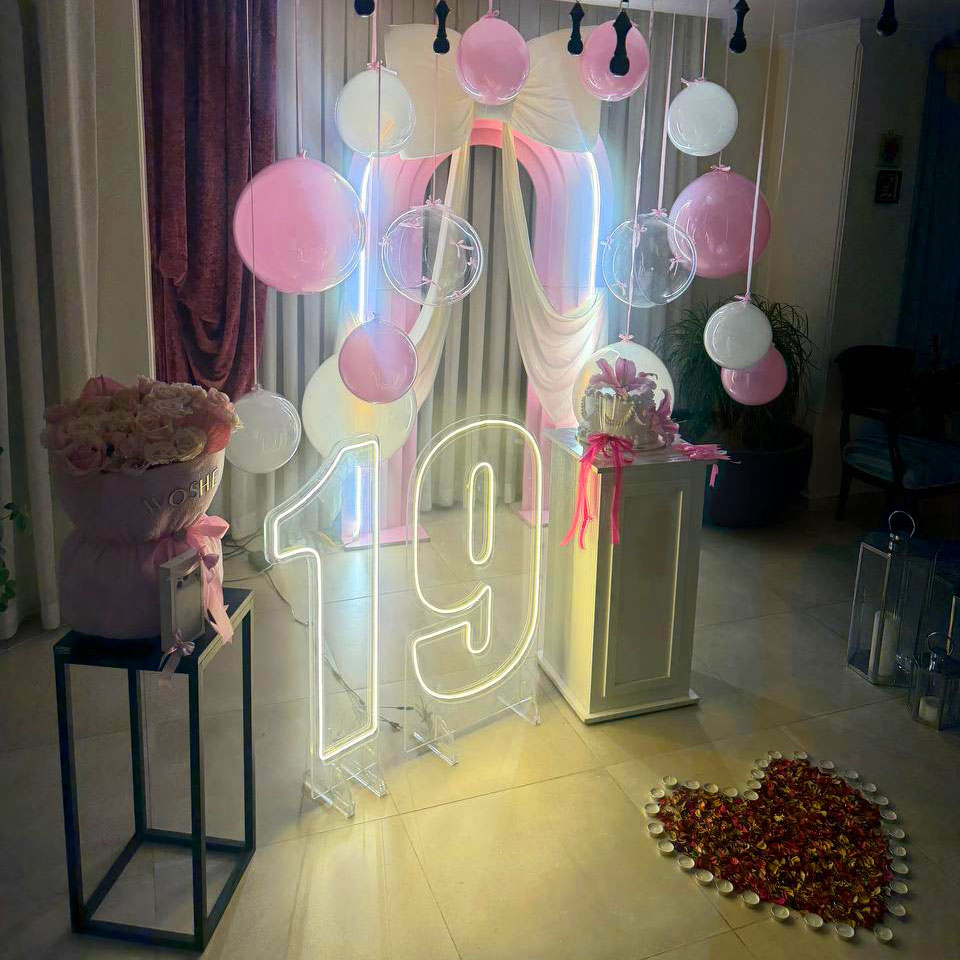 تم تولد دخترانه دیزاین تولد 19 سالگی صورتی با دسته گل رز صورتی وشه