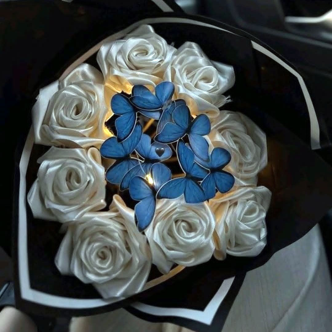 دسته گل ترکیبی گل و پروانه چراغ دار