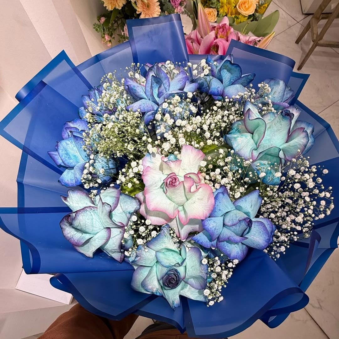 دسته گل رز آبی سرمه ای با پوست آبی وسط صورتی