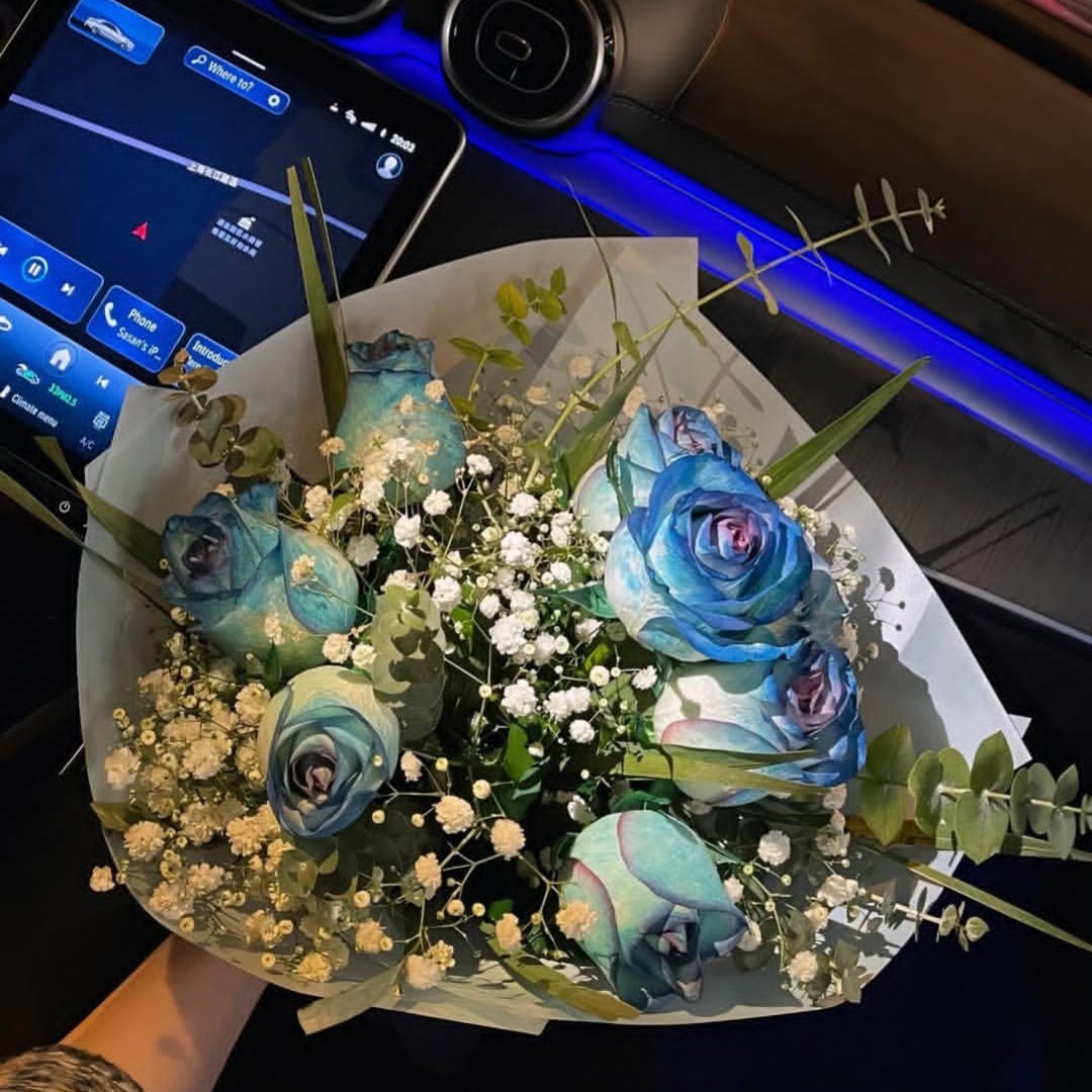 دسته گل رز آبی طبیعی 7 شاخه با ژیپسوفیلا سفید