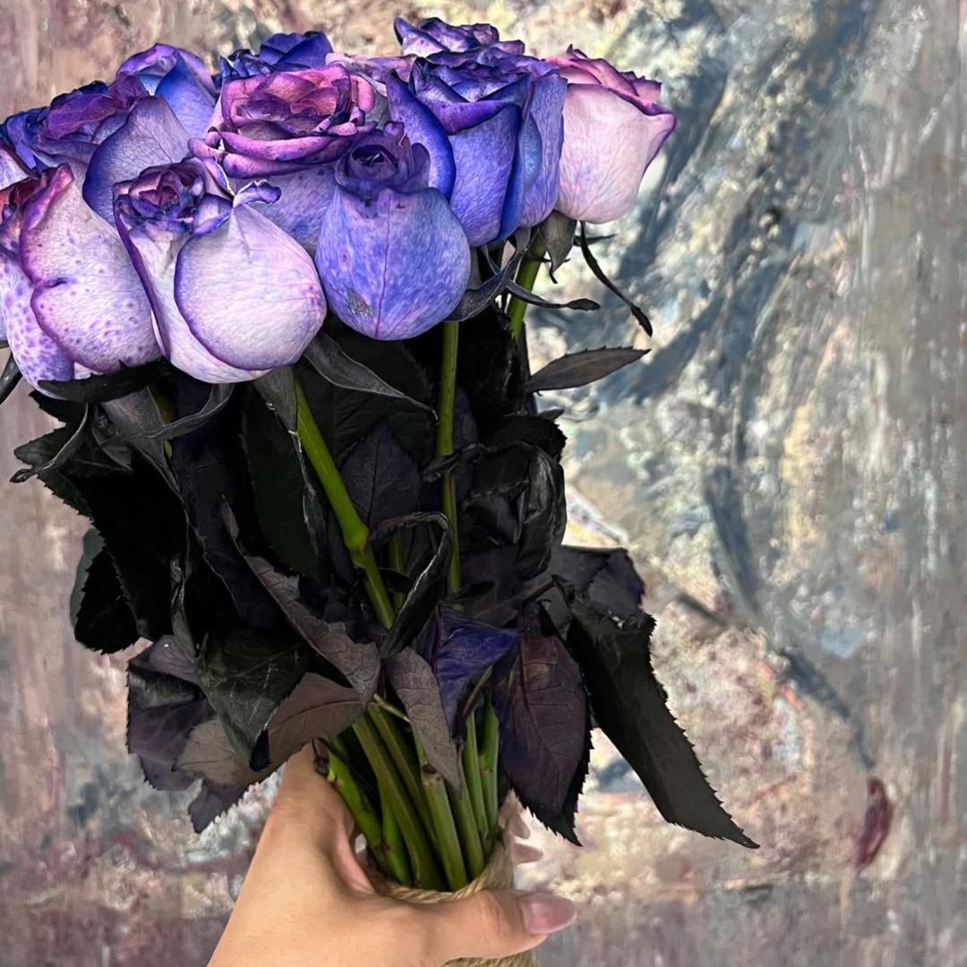 دسته گل رز بنفش آبی با طناب حصیری و برگدار