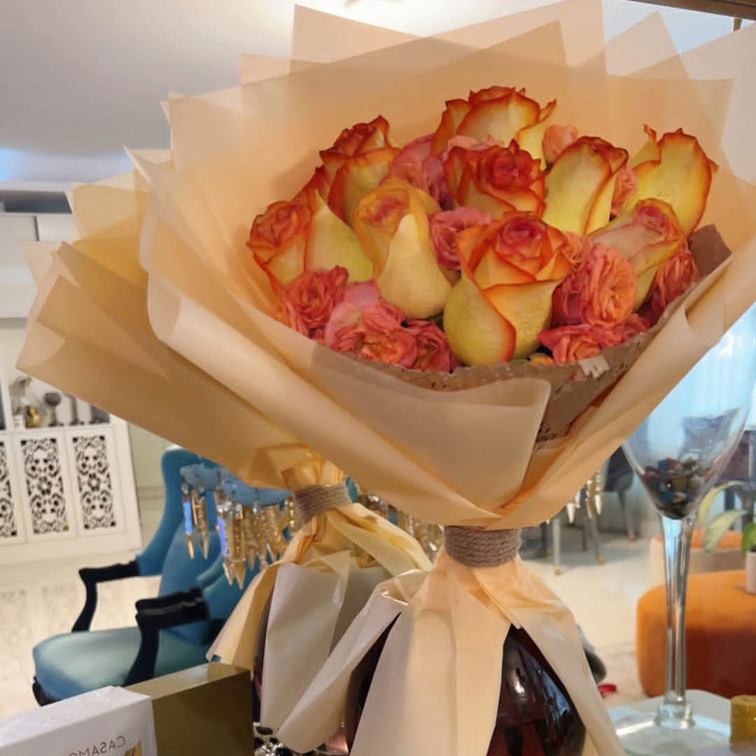 دسته گل رز زرد هلندی لب ماتیکی قرمز با کاغذ گلبهی عاشقانه