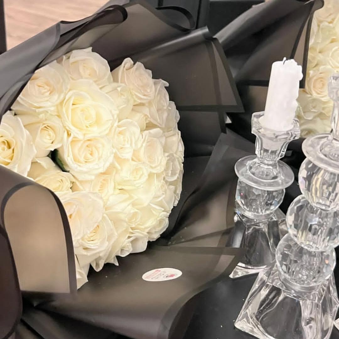 دسته گل رز سفید 18 شاخه ترحیم و تسلیت با کاغذ مشکی