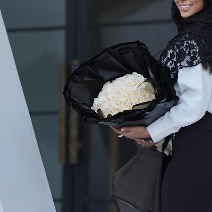 دسته گل رز سفید 20 شاخه با پوسته مشکی