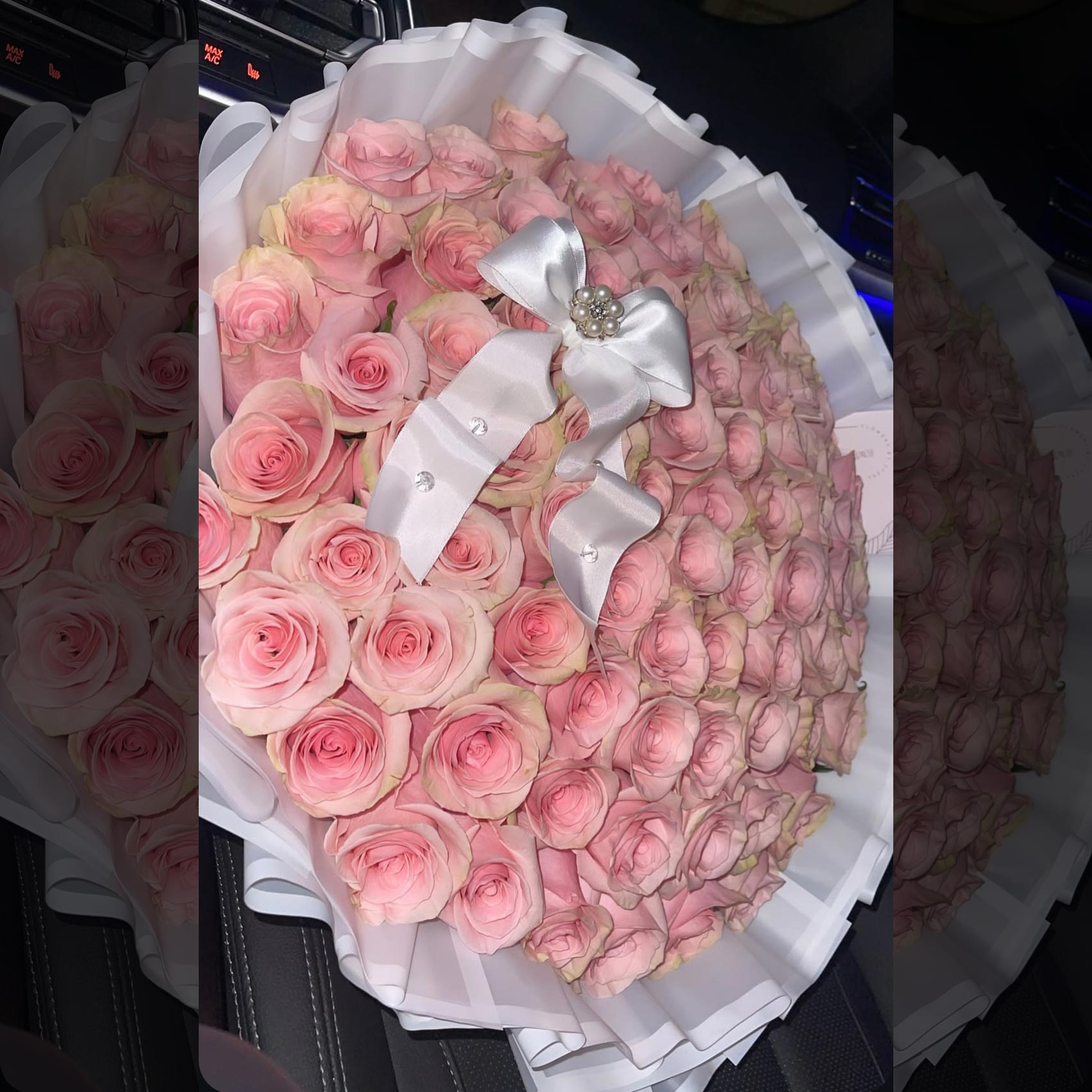 دسته گل رز صورتی کم رنگ طبیعی هلندی با روبان سفید