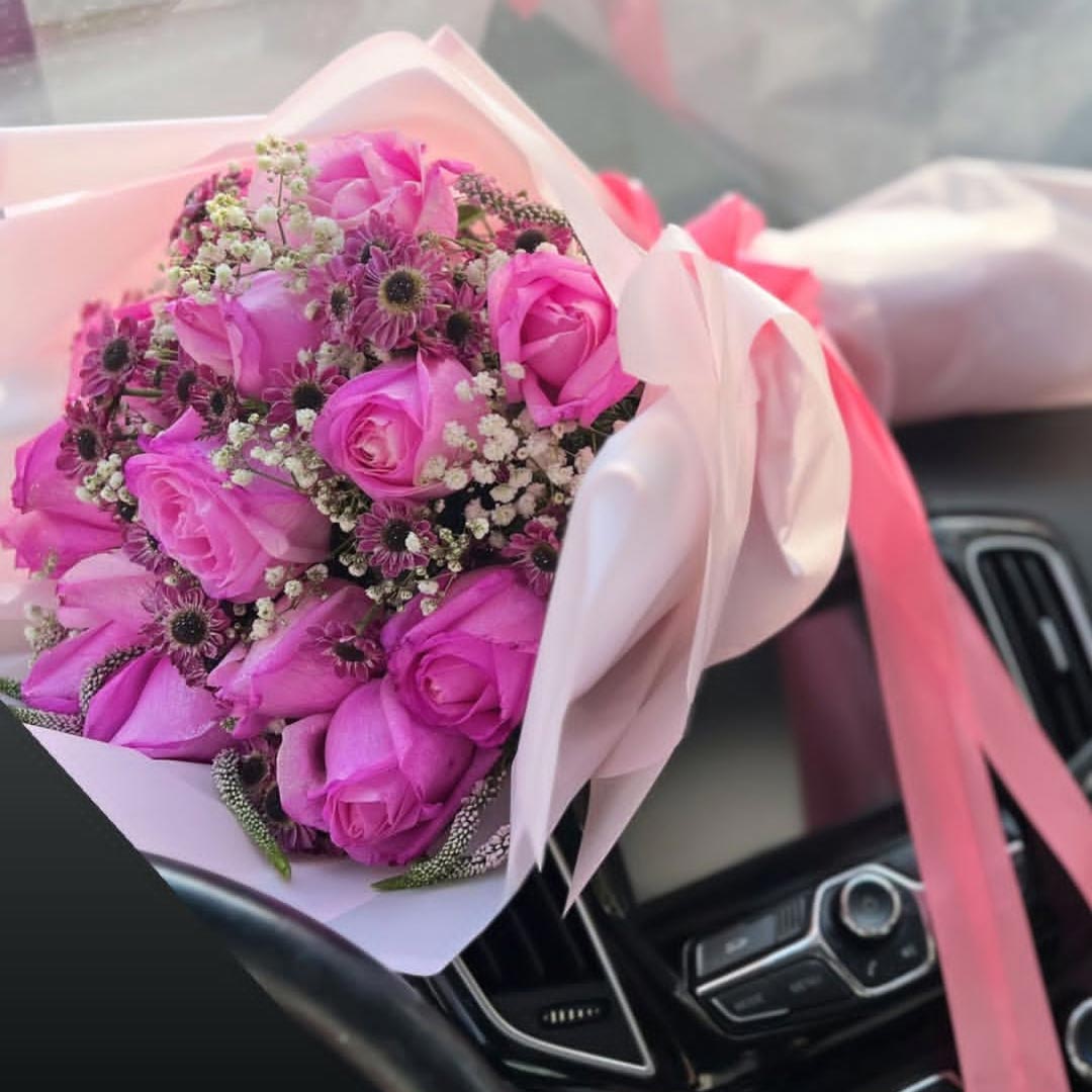 دسته گل رز صورتی 12 شاخه با ژیپسوفیلا و داوودی و روبان گلبهی