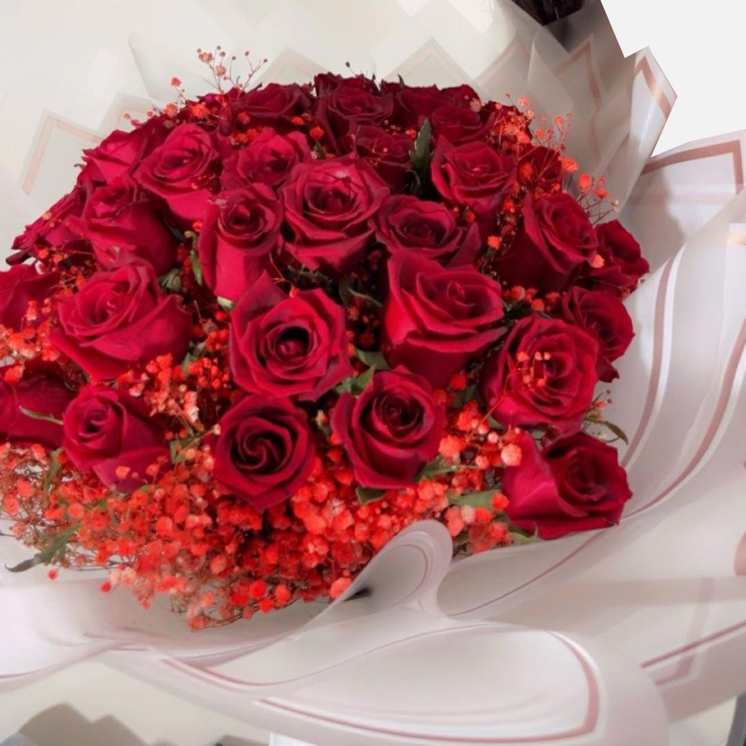 دسته گل رز قرمز با کاغذ سفید و ژیپسوفیلا