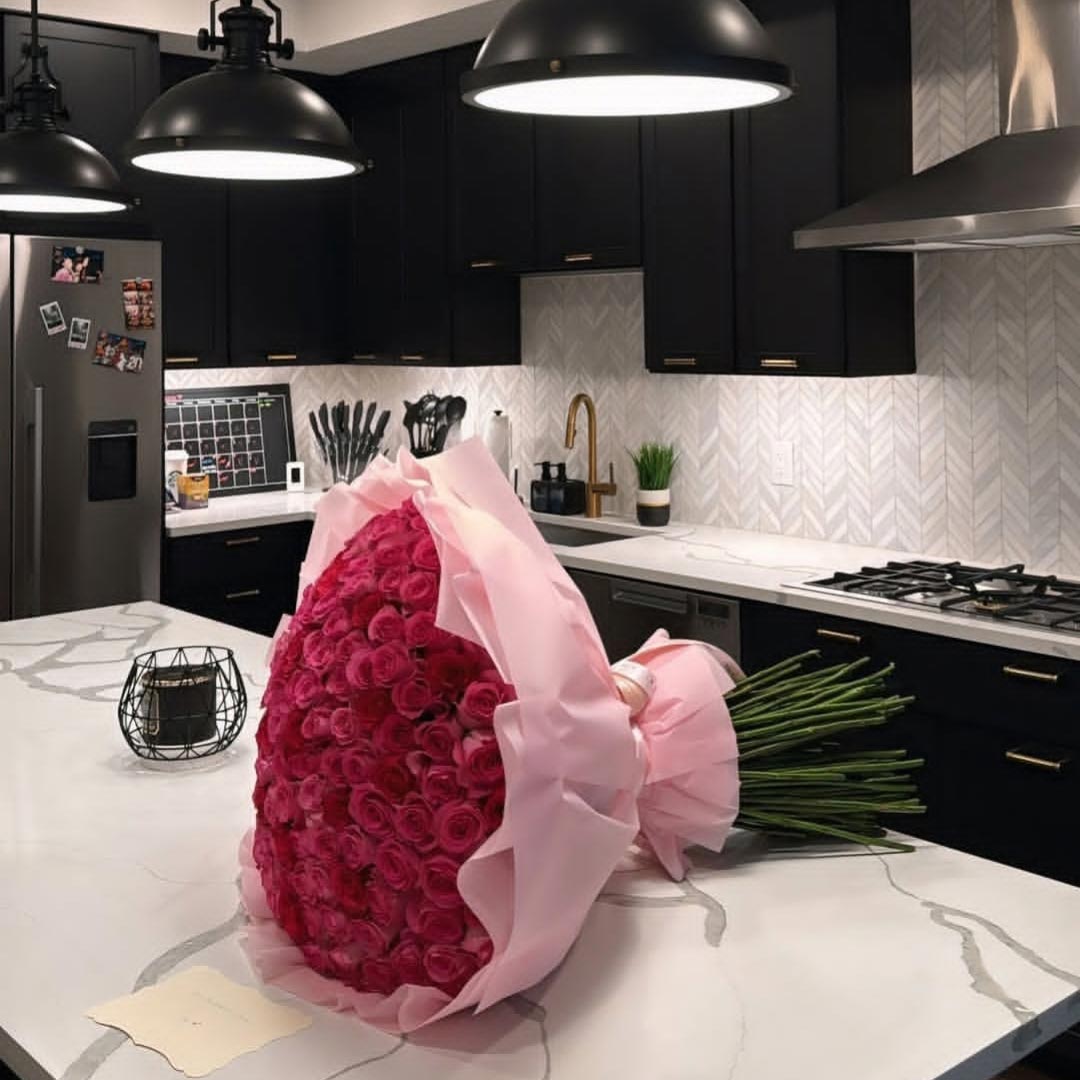 دسته گل رز قرمز بزرگ با کاغذ صورتی و شاخه های بلند لاکچری