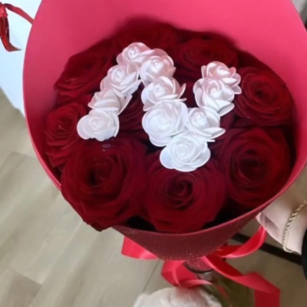 دسته گل رز قرمز لاکچری با حرف انگلیسی N