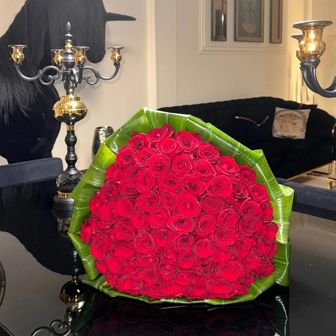 دسته گل رز قرمز لاکچری 80 شاخه دور برگ سبز