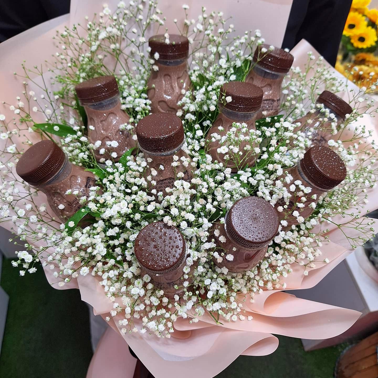 ‫دسته گل شیر کاکائو با 9 بطری و گل ژیپسوفیلا