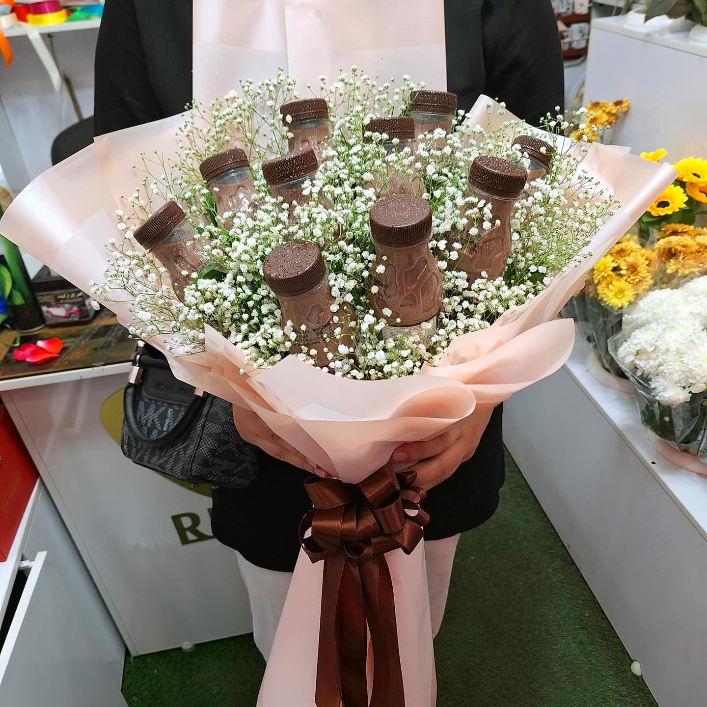 دسته گل شیرکاکائو با کاغذ صورتی و گلهای ژیپسوفیلا