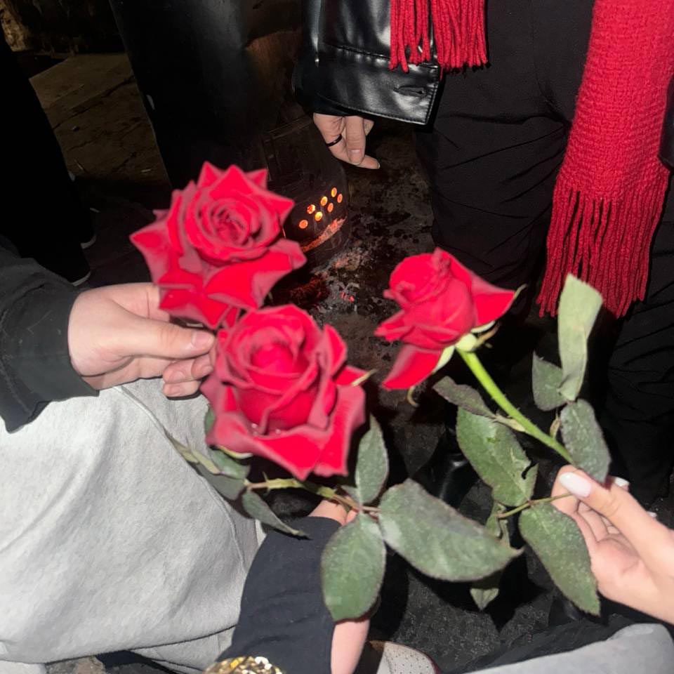 قیمت یک شاخه گل رز قرمز ایرانی عاشقانه تک شاخه طبیعی امروز