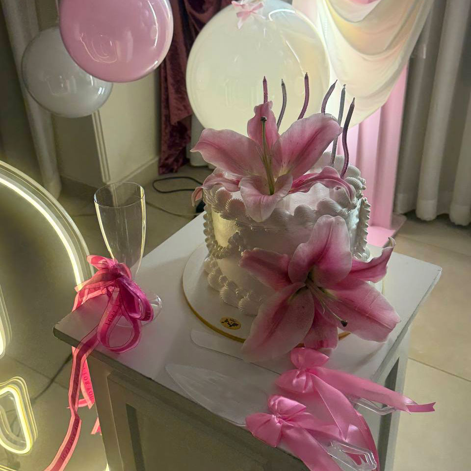 کیک تولد با دو شاخه گل لیلیوم صورتی Lilium cake flower